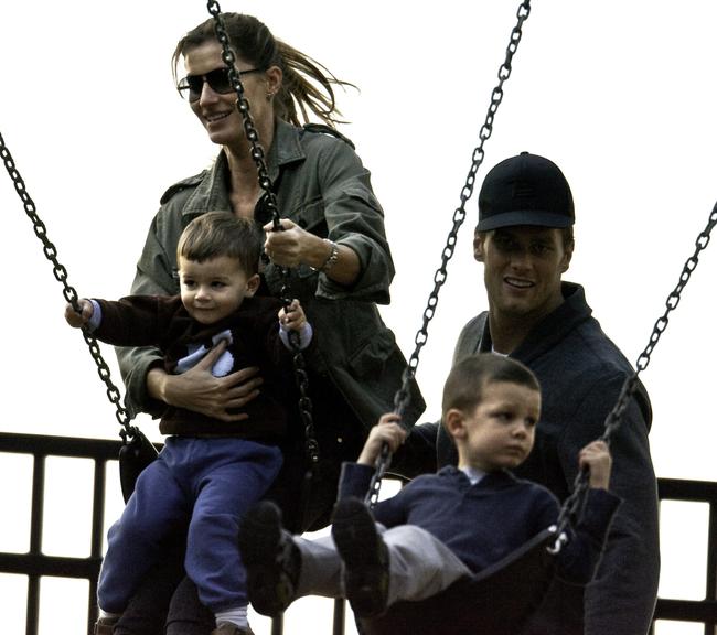 Gisele Bündchen aproveita sexta-feira com a família em um parque na cidade de Boston