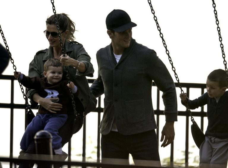 Gisele Bündchen aproveita sexta-feira com a família em um parque na cidade de Boston