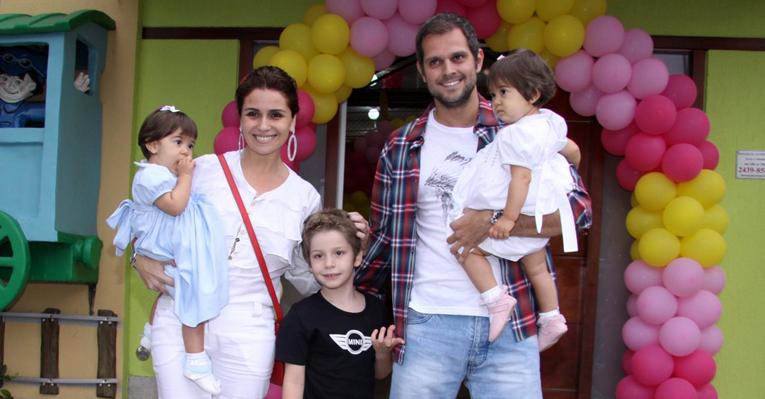 Giovanna Antonelli com o marido Leonardo Nogueira, as gêmeas Antônia e Sofia e de Pietro, seu filho com Murilo Benício