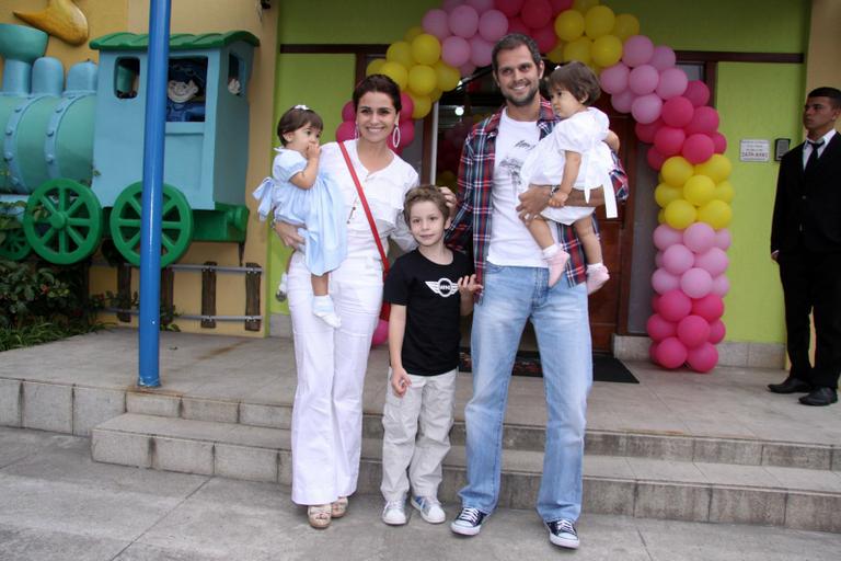 Giovanna Antonelli com o marido Leonardo Nogueira, as gêmeas Antônia e Sofia e Pietro, seu filho com Murilo Benício