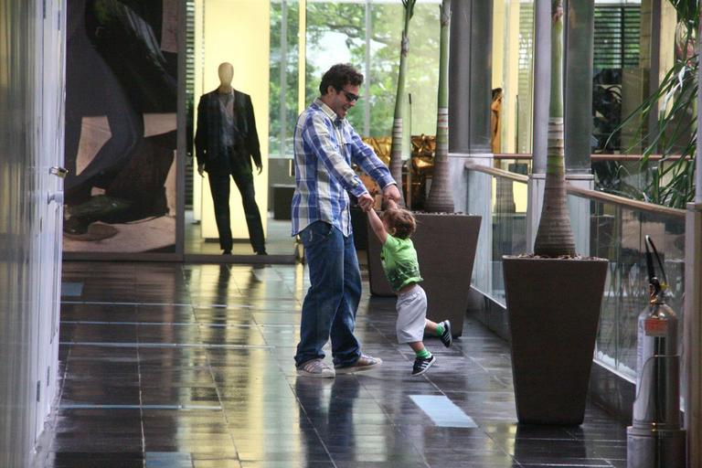Thiago Rodrigues se diverte com o filho Gabriel no shopping