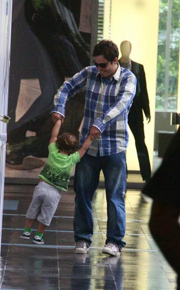 Thiago Rodrigues se diverte com o filho Gabriel no shopping