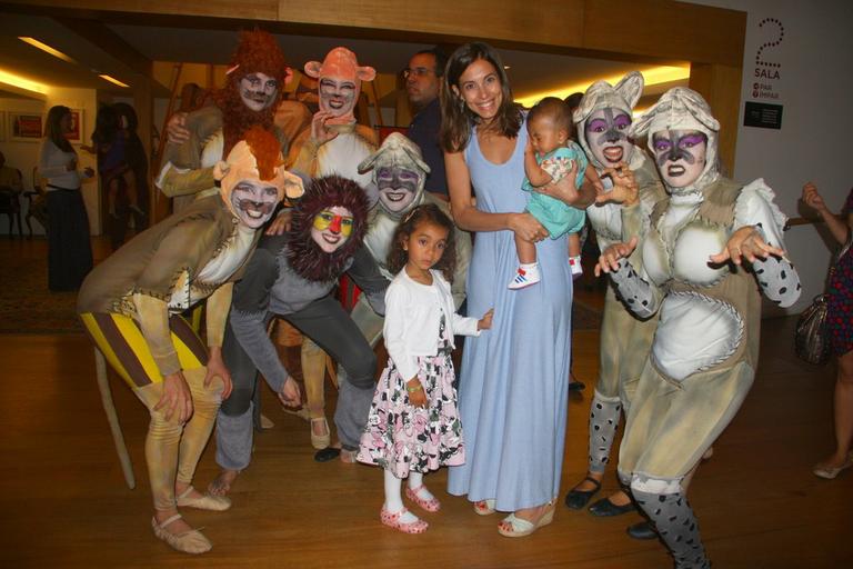 Tania Khalill e as filhas Isabela e Laura com o elenco da peça 'O Rei Leão'
