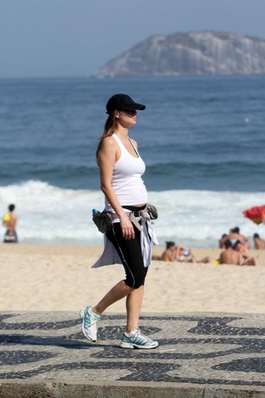 Para manter a boa forma e a saúde, Lavínia Vlasak caminha no Rio de Janeiro