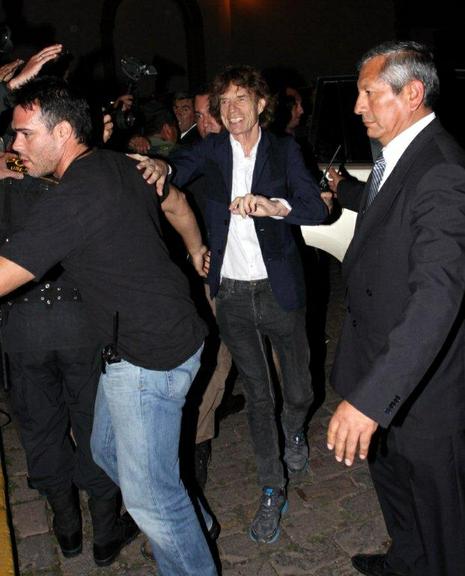Mick Jagger desembarcou em Cuzco, no Peru, com o filho Lucas Jagger e a namorada L'Wren Scott