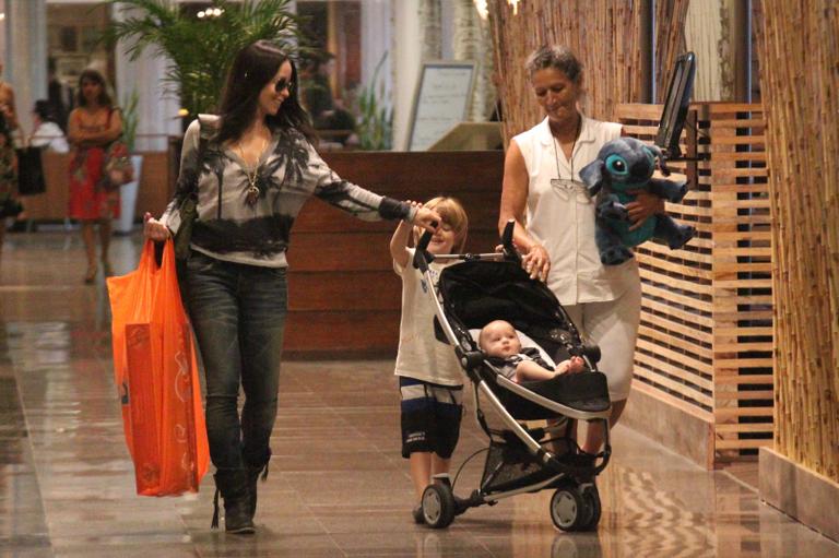 Danielle Winits com os filhos, Noah e Guy, em shopping no Rio