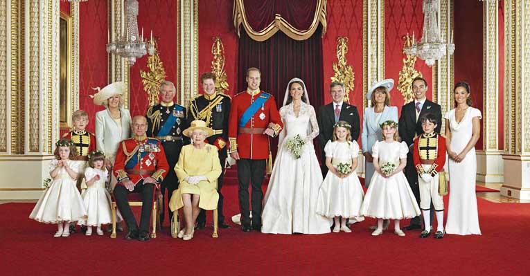 O príncipe William veste uniforme da guarda real irlandesa e Kate Middleton, vestido de renda, tule de seda e cetim Alexander McQueen, desenhado pela estilista Sarah Burton