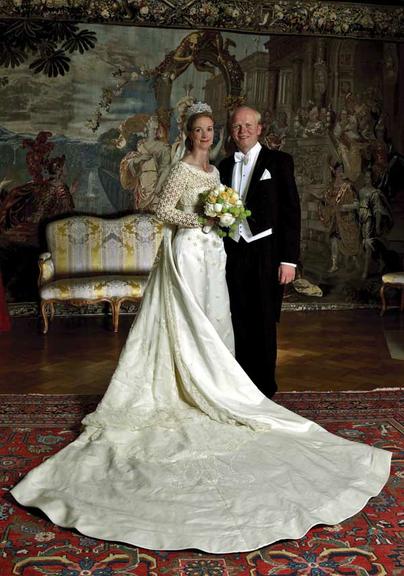 Em seu casamento com Alexander Johannsmann, a princesa Nathalie zu Sayn-Wittgenstein-Berleburg, da Dinamarca, usou vestido de cetim, forro de organza de seda e bordado com pérolas e cristais do designer Henrik Hviid