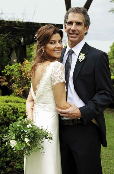 Fabiana Scaranzi em um romântico modelo de Emannuelle Junqueira em seu casamento com o empresário Álvaro Etchenique