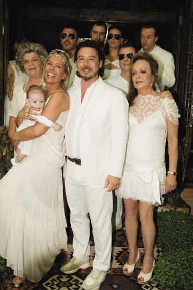 Adriane Galisteu escolheu um modelo da estilista Stella McCartney e o marido, Alexandre Iódice, usou terno branco