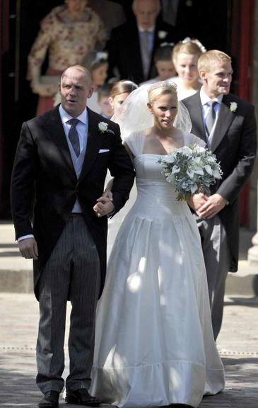 Com um vestido de seda e cetim de seda do estilista Stewart Parvin, Zara Phillips, neta da rainha Elizabeth, casou-se com o capitão do time de rugby inglês, Mike Tindall, de terno Cad & The Dandy