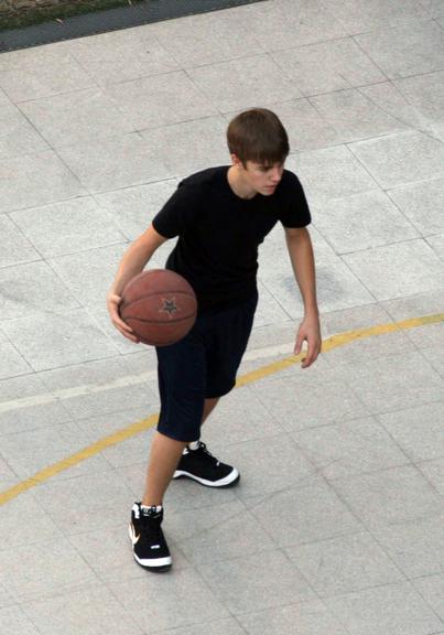 Justin Bieber joga basquete com amigo na Argentina