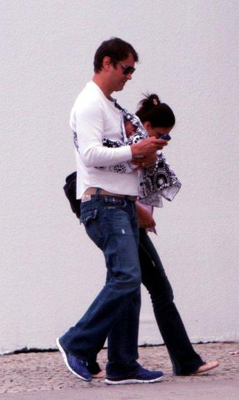 Marcello Antony e a esposa Carolina Hollinger Villar passeiam pela primeira vez com o filho Lorenzo