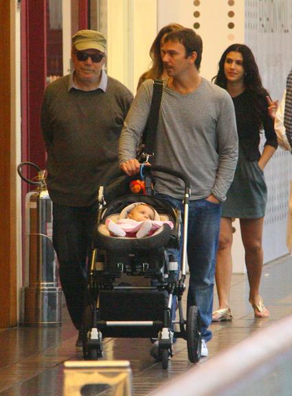 Reginaldo, Marcelo Faria e a esposa Camila Luciolla levaram a pequena Felipa para passeio no shopping