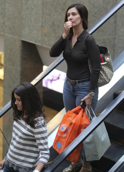 Fátima Bernardes faz compras com as gêmeas Beatriz e Laura