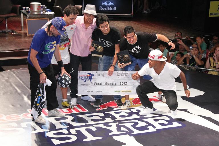 Neymar posa com os vencedores do concurso