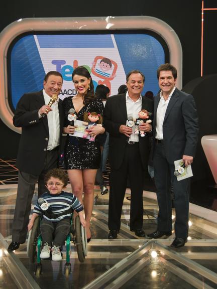 Raul Gil, Nadja Haddad, Ronnie Von, Daniel e o garoto Fernandinho no Teleton 2011