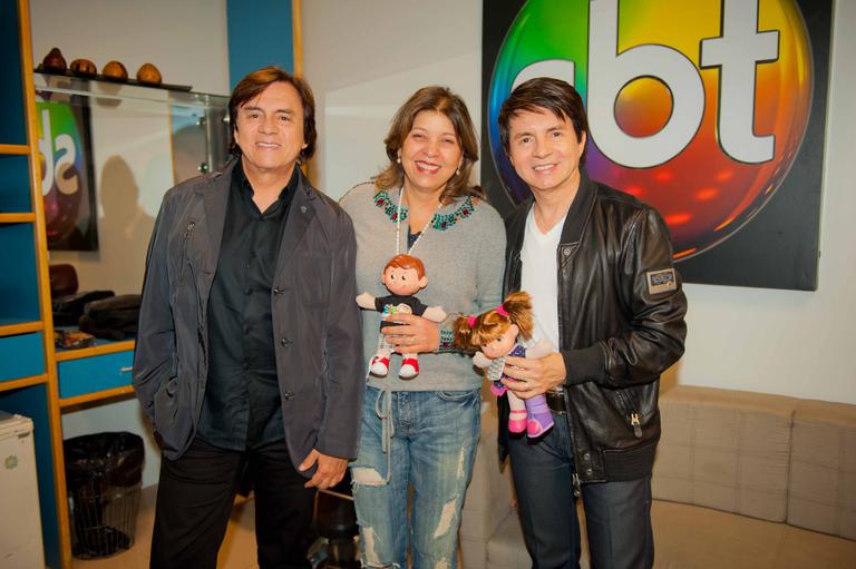 Chitãozinho e Xororó encontram Roberta Miranda nos bastidores do Teleton 2011