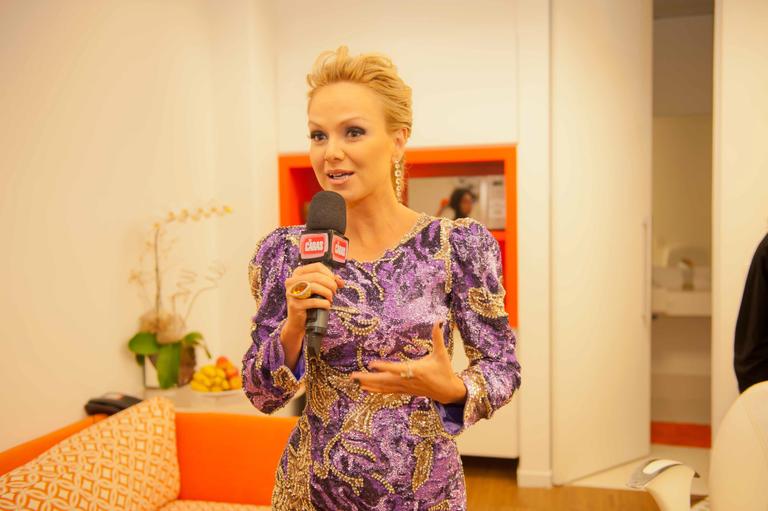 Eliana recebeu a TV Caras nos bastidores do Teleton 2011