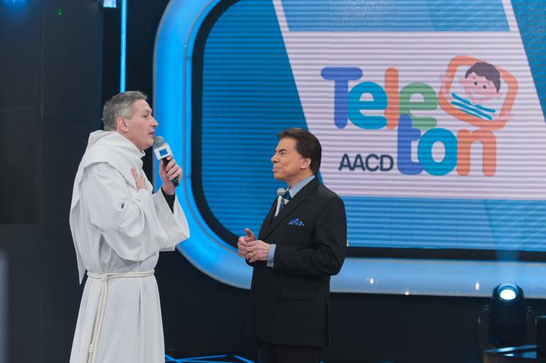 Padre Marcelo Rossi também esteve no Teleton 2011