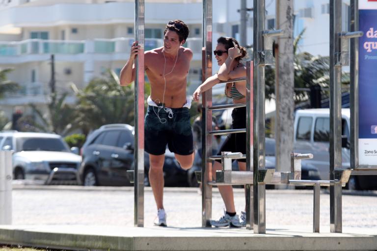 Rômulo Arantes Neto e Maria Pinna se exercitam juntos no calor carioca