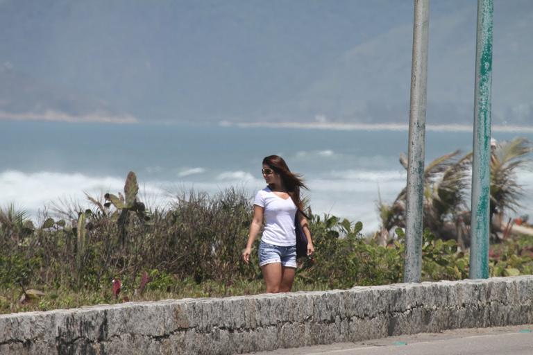 Samara Felippo em dia na praia