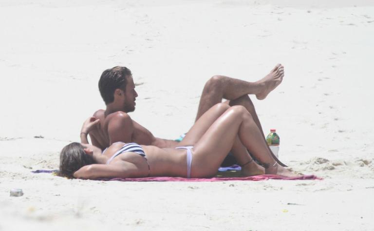 Priscila Fantin e Renan Abreu em dia na praia