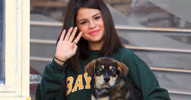 Selena Gomez com o cachorro Bailer, adotado por ela e Justin Bieber
