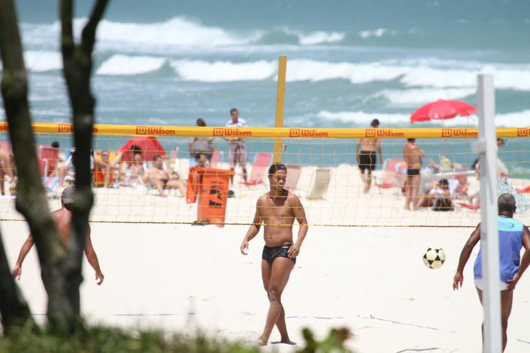 Ronaldinho Gaúcho joga futevôlei com os amigos no Rio de Janeiro