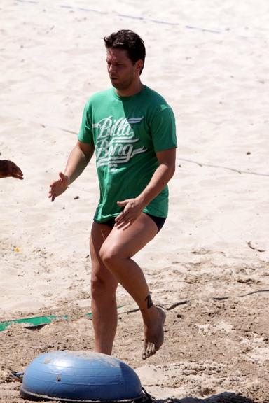 Mario Frias faz exercícios na praia da Barra da Tijuca