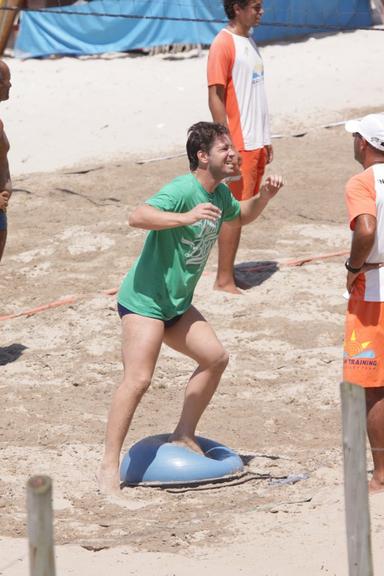 Mario Frias faz exercícios na praia da Barra da Tijuca