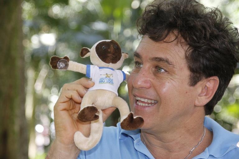 Marcos Frota com a pelúcia do macaco Muriqui, candidato a mascote dos Jogos Olímpicos de 2016