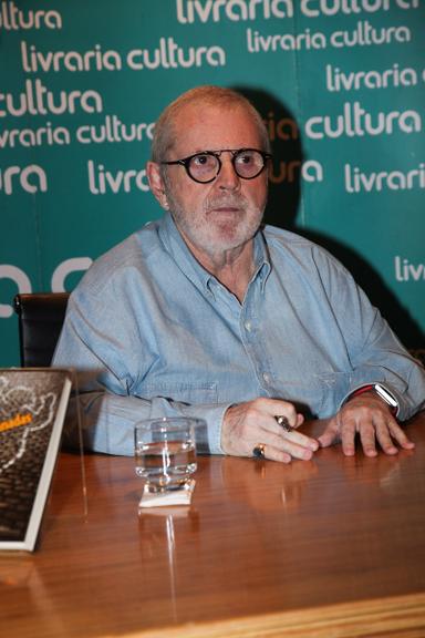 Jô Soares autografa seu novo livro, 'As Esganadas'
