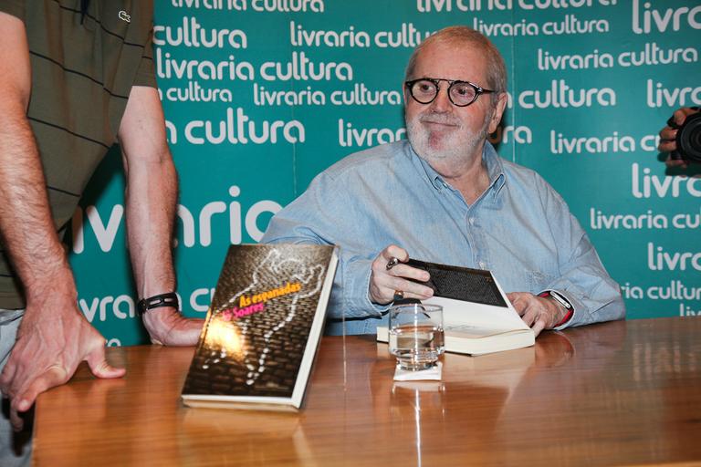 Jô Soares autografa seu novo livro, 'As Esganadas'