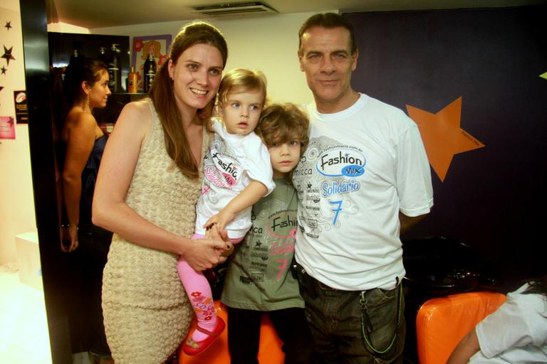 Mário Gomes com os filhos João e Katarina e a mulher Raquel Palma