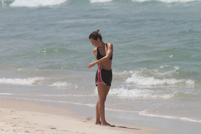Juliana Didone faz alongamento na praia da Barra da Tijuca