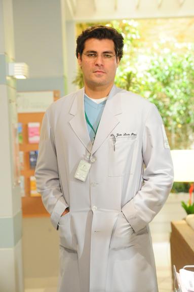 Thiago Lacerda é o Dr. Lúcio, encarregado pelo estado de saúde de Ana (Fernanda Vasconcellos) e um dos pretendentes para quando a tenista sair do coma
