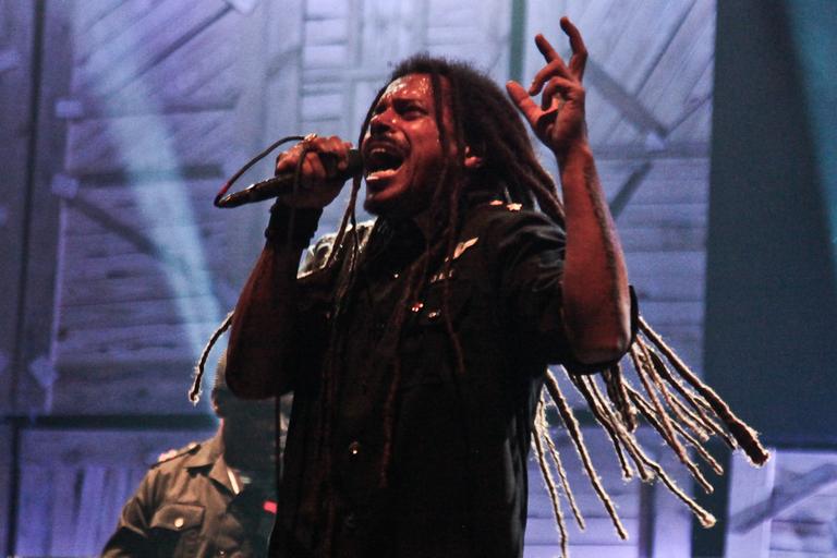Marcelo Falcão canta com O Rappa