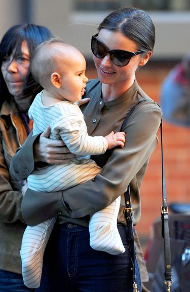 Miranda Kerr e Orlando Bloom passeiam com o pequeno Flynn