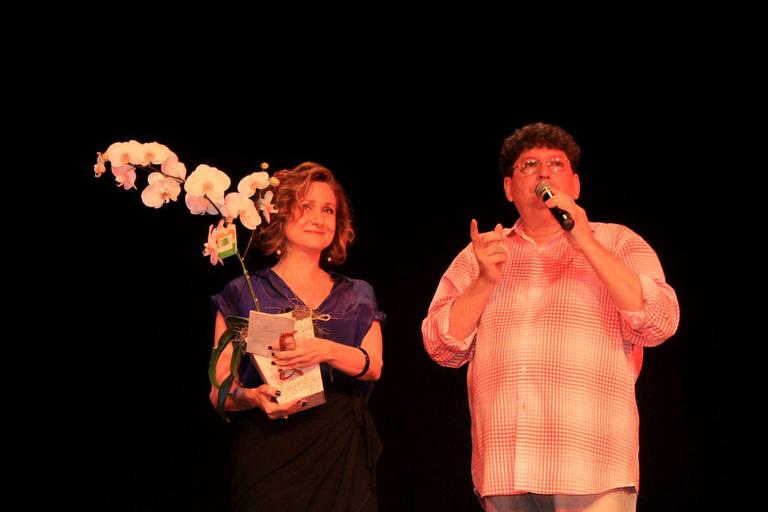 Zezé Polessa é homenageada em festival de teatro