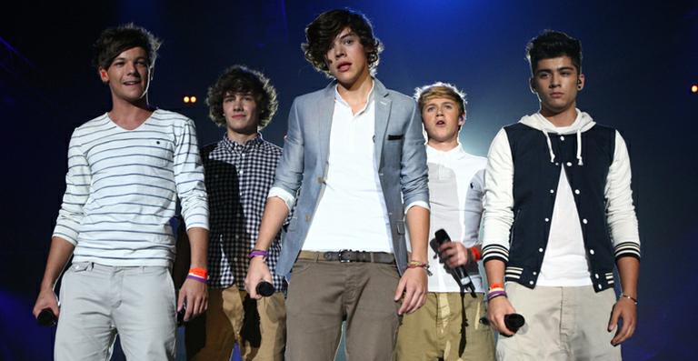 Os meninos do One Direction, guiados por Simon Cowell, ficaram em 3º na última edição do The X Factor UK, mas conquistaram o 1º lugar das paradas com seu primeiro single 