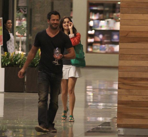 Malvino Salvador e Sophie Charlotte passeiam em shopping carioca