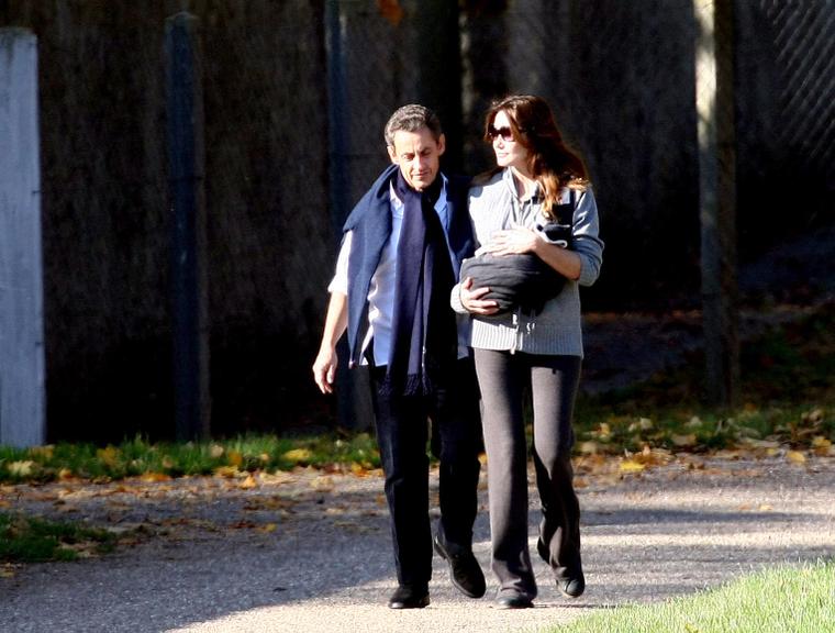 A filha de Carla Bruni e Nicolas Sarkozi, Giulia, faz primeiro passeio à luz do dia