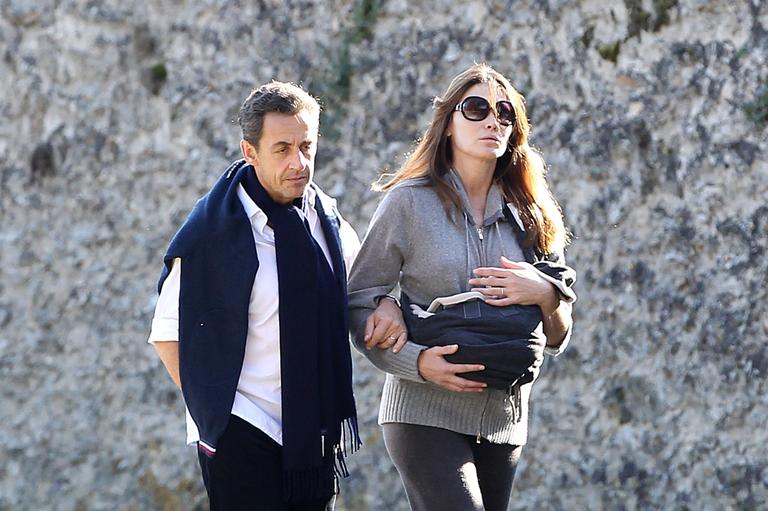 Carla Bruni e Nicolas Sarkozi passeiam com a pequena Giulia pelo Palácio de Versalhes