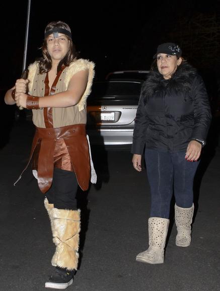 Joseph Baena, filho do Arnold Schwarzenegger, vestido de Conan, O Bárbaro em festa de Halloween