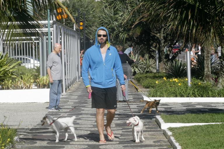 Carmo Dalla Vecchia passeia com seus cachorros 