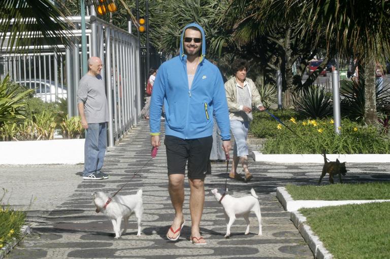 Carmo Dalla Vecchia passeia com seus cachorros 