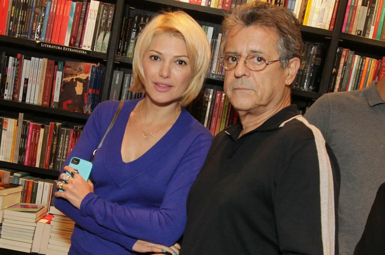 Casal Antonia Fontenelle e Marcos Paulo prestigia Edney Silvestre no lançamento do romance 'A Felicidade É Fácil'