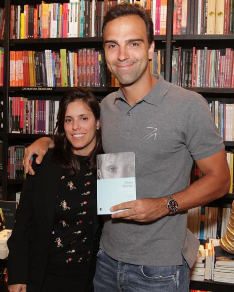Tadeu Schmidt com a mulher, Ana Cristina, no lançamento de 'A Felicidade É Fácil', novo romance de Adney Silvestre