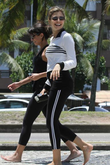 Grávida, Grazi Massafera se exercita em praia carioca com Aninha Lima